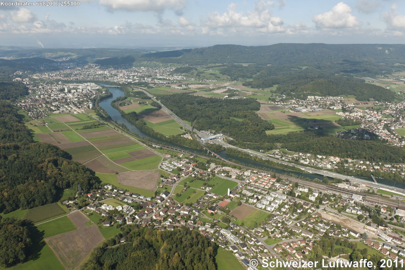Limmattal Richtung NW: Im Vordergrund Killwangen, rechts Mitte: Würenlos; Limmat-abwärts links: Neuenhof, rechts: Wettingen und Baden.